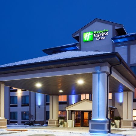 Holiday Inn Express & Suites Winner By Ihg Exterior photo
