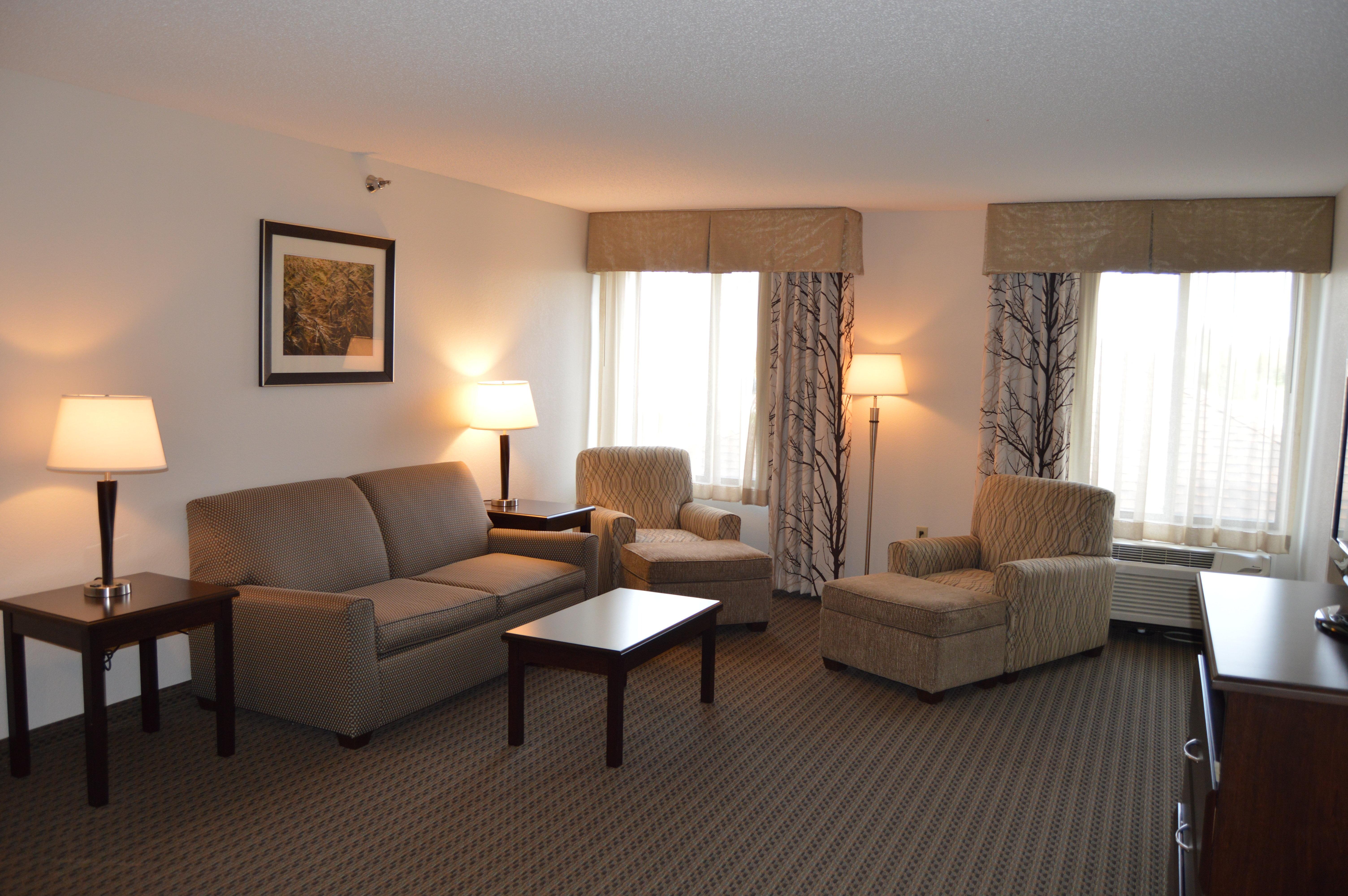 Holiday Inn Express & Suites Winner By Ihg Exterior photo