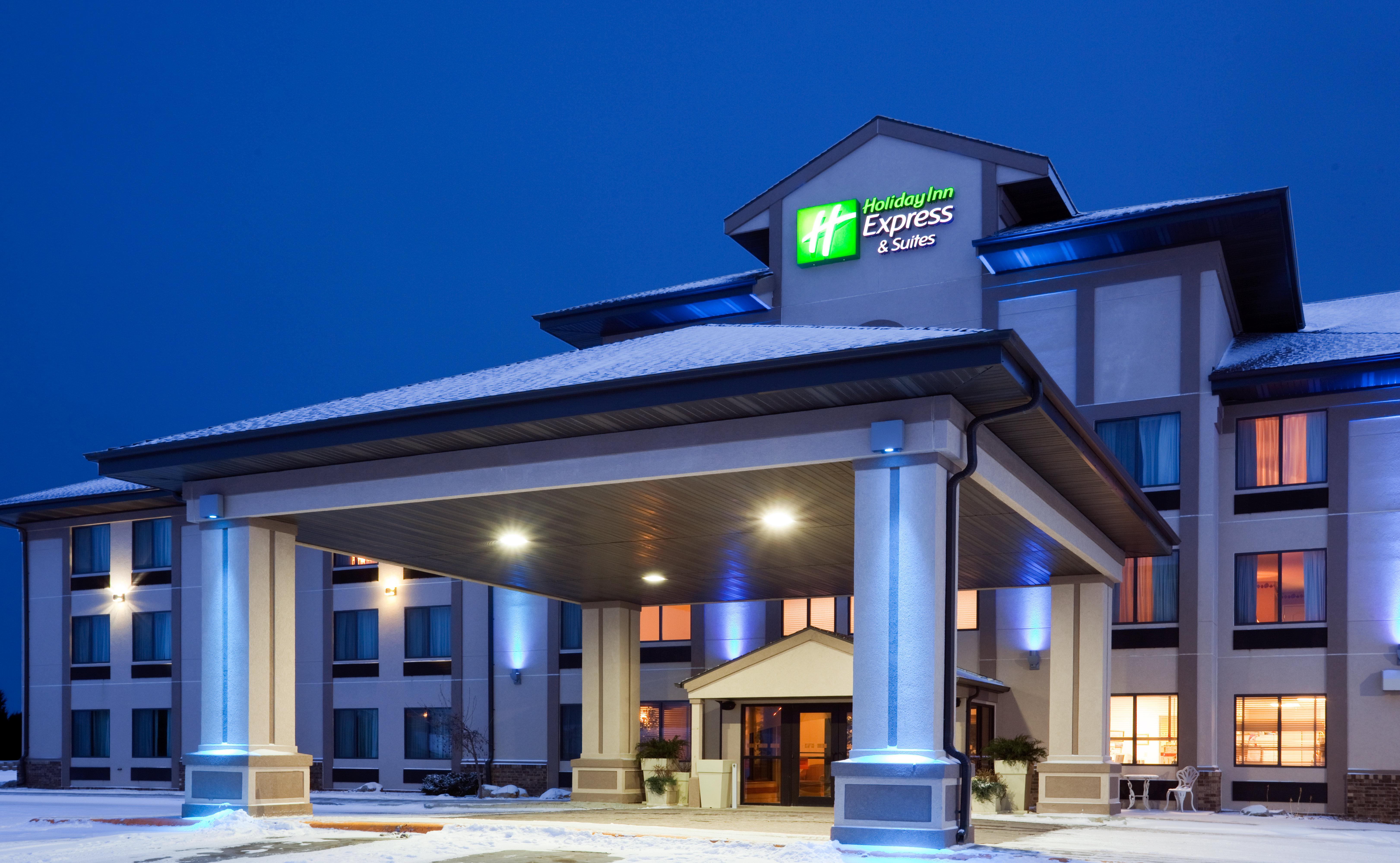 Holiday Inn Express & Suites Winner By Ihg Exterior photo
