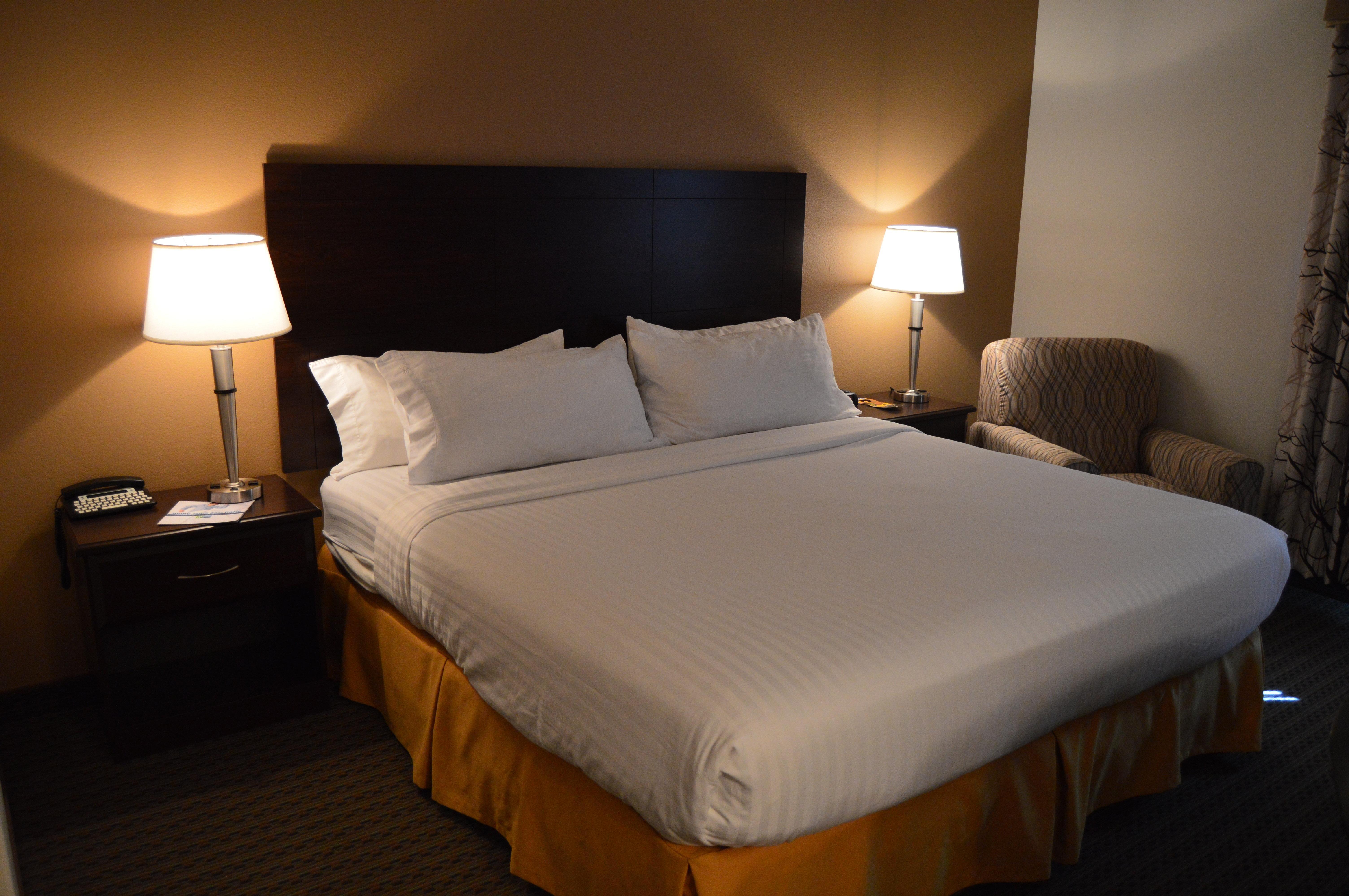 Holiday Inn Express & Suites Winner By Ihg Exterior photo