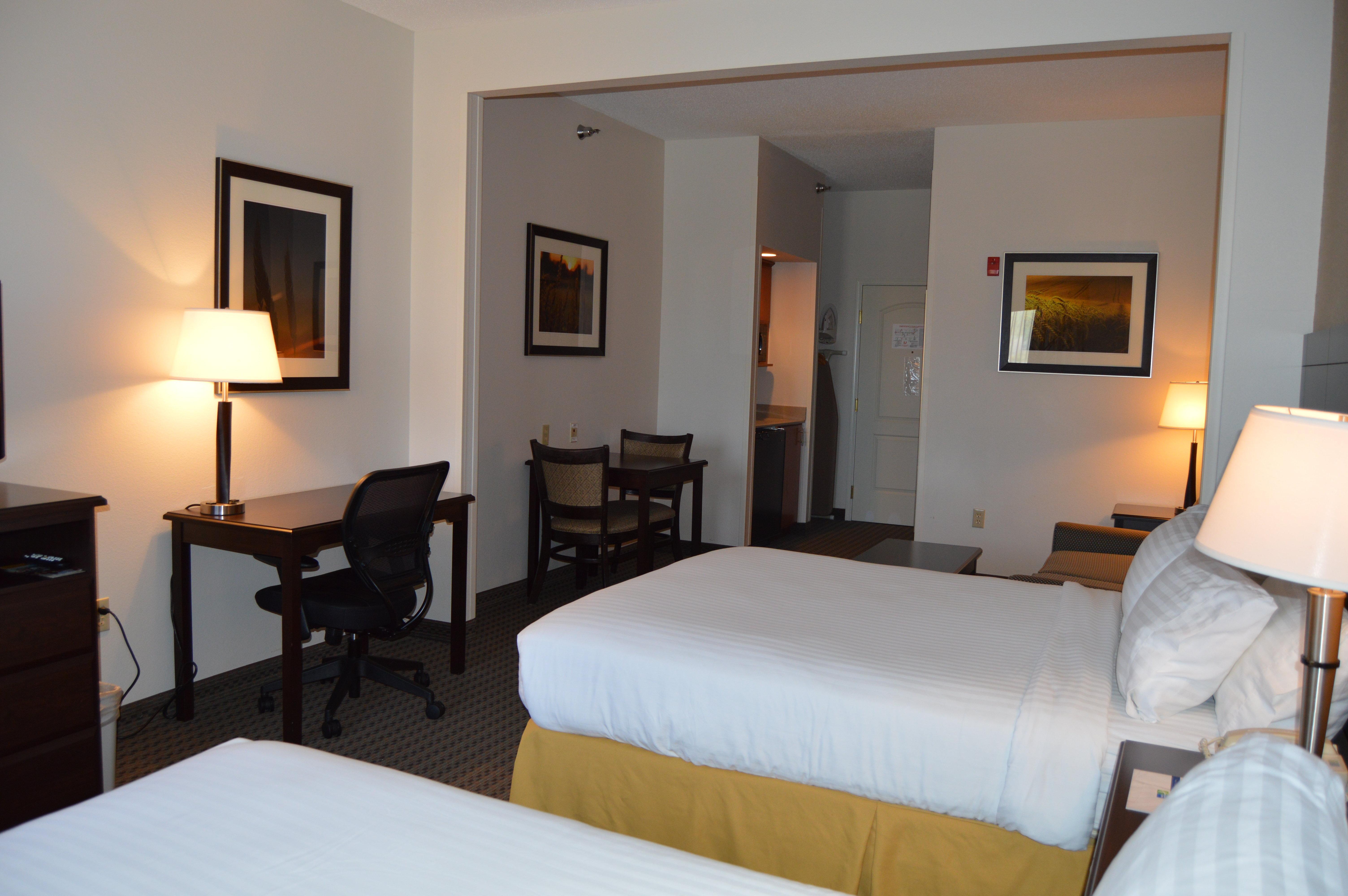 Holiday Inn Express & Suites Winner By Ihg Exterior photo