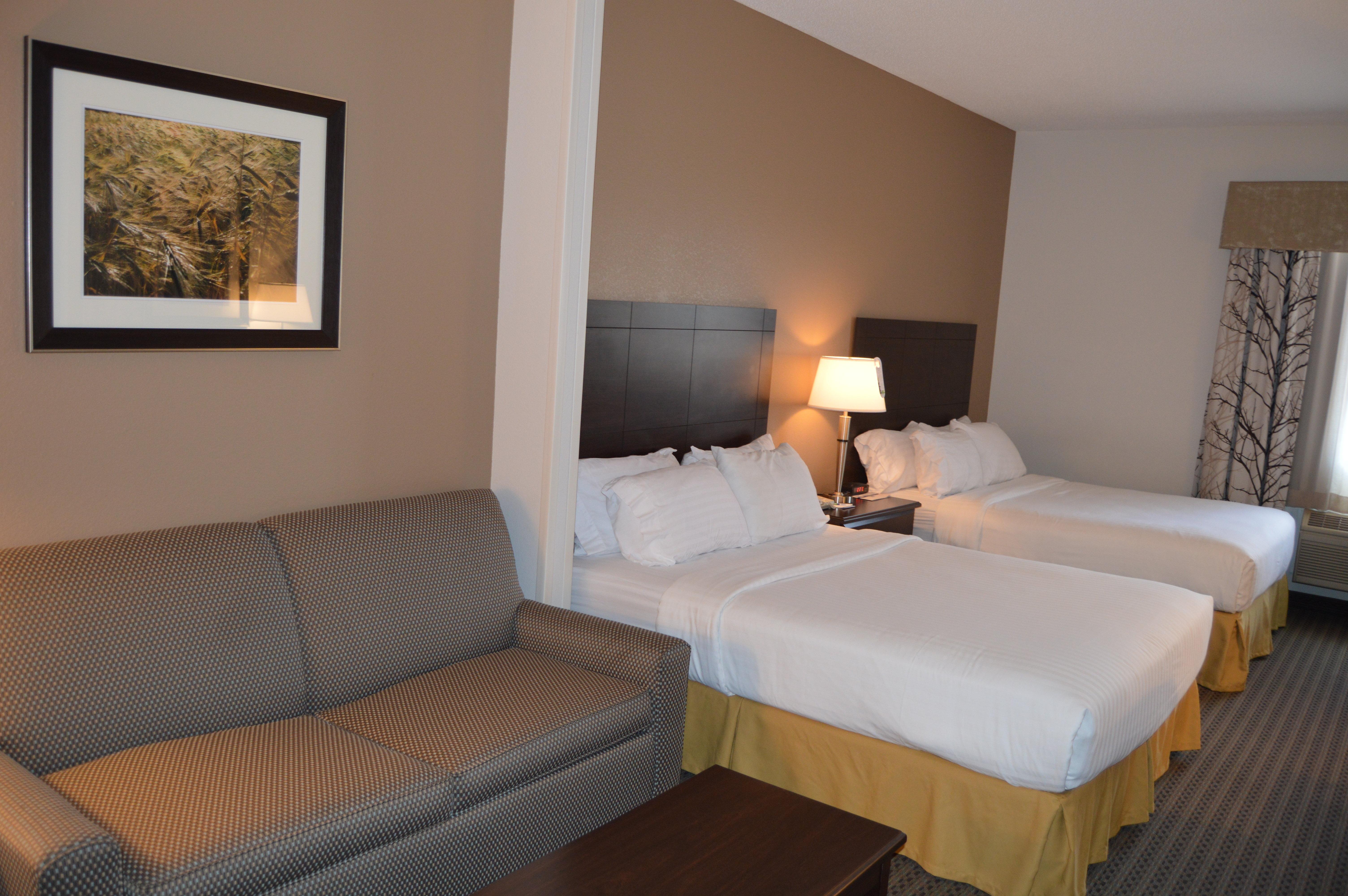Holiday Inn Express & Suites Winner By Ihg Exterior photo
