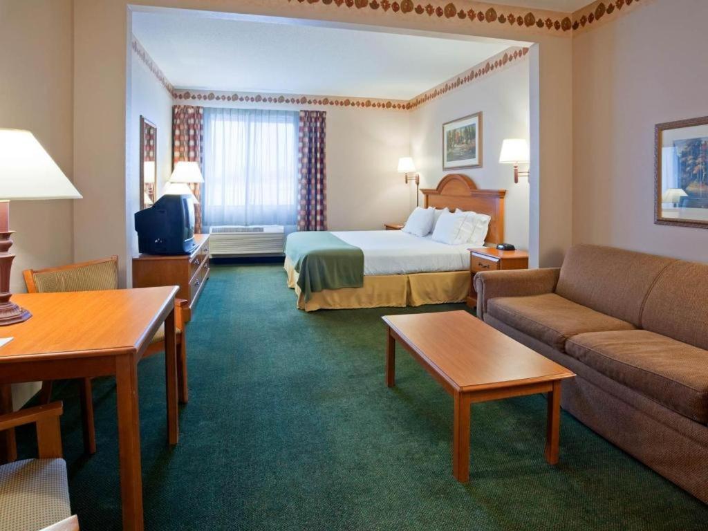 Holiday Inn Express & Suites Winner By Ihg Exterior photo