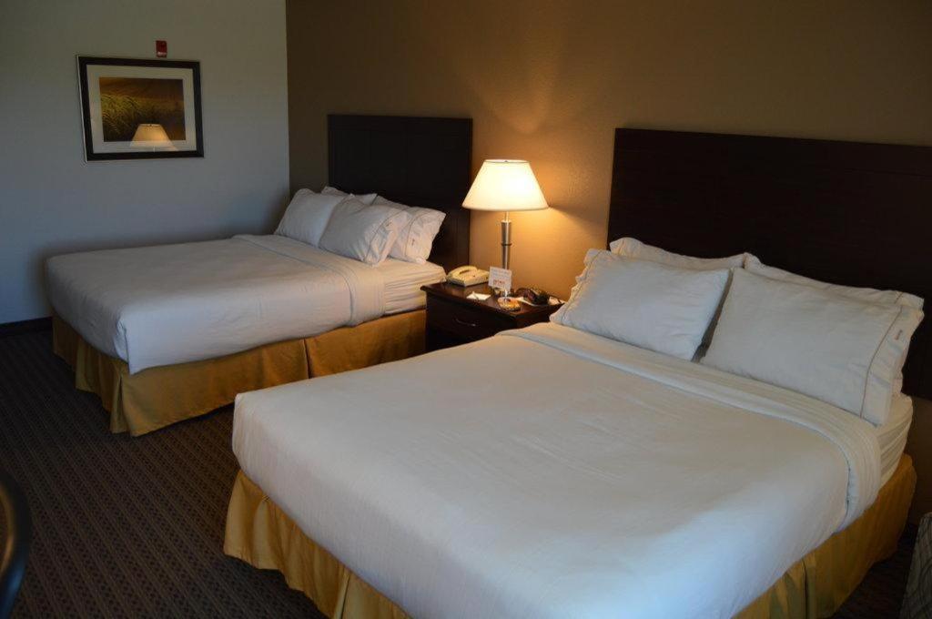 Holiday Inn Express & Suites Winner By Ihg Exterior photo