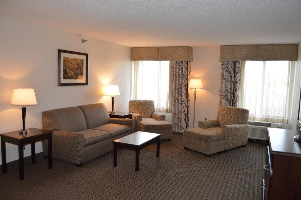 Holiday Inn Express & Suites Winner By Ihg Exterior photo