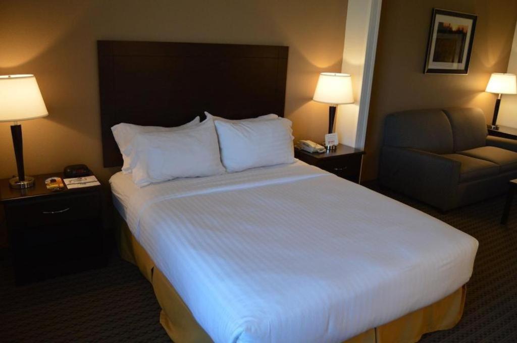 Holiday Inn Express & Suites Winner By Ihg Exterior photo
