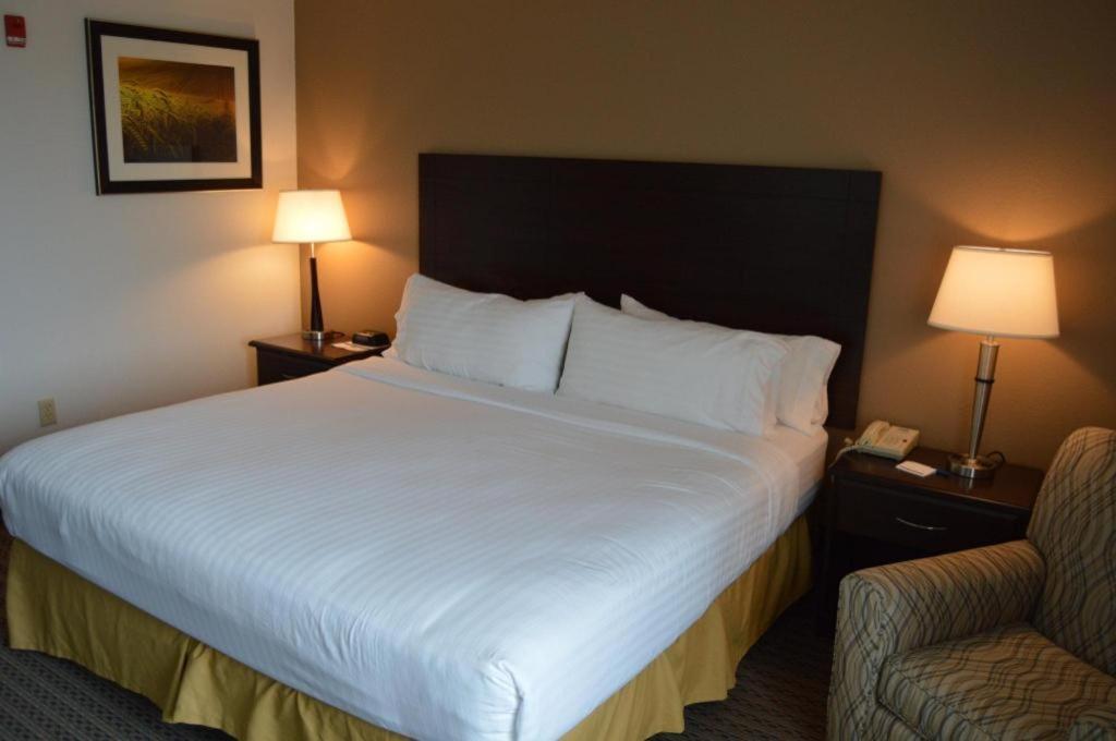 Holiday Inn Express & Suites Winner By Ihg Exterior photo